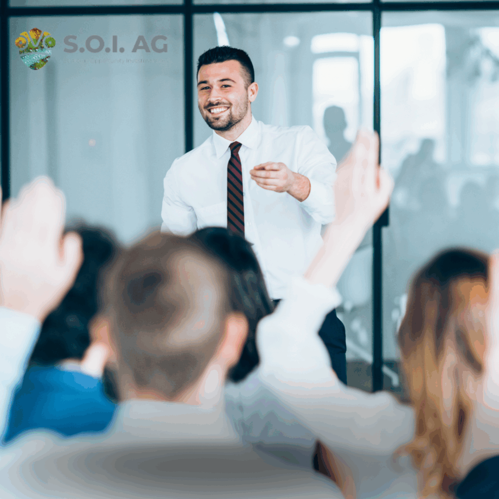 Referent trägt Präsentation vor einem Publikum – Ausbildung zum Hypothekarberater